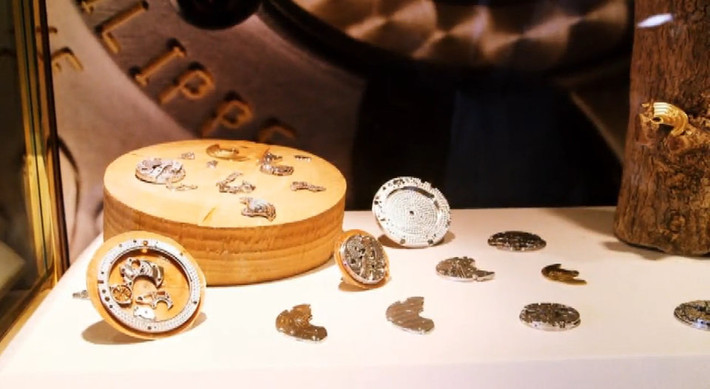 Mỗi chiếc đồng hồ Patek Philippe xa xỉ có 252 chi tiết cấu thành.