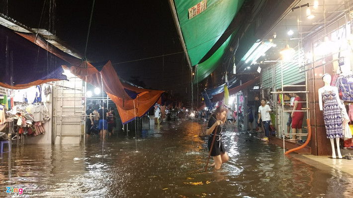 Khu vực chợ Xanh trên phố Phan Văn Trường, các cửa hàng kinh doanh tất bật dọn dẹp sớm.