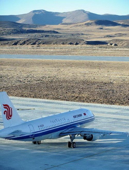 Chuyến bay đầu tiên được thực hiện bởi Hãng hàng không Trung Quốc Air China trên chiếc Airbus A319 từ sân bay ở Thành Đô và kết thúc tại sân bay Daocheng Yading. Ảnh: Tân Hoa xã.