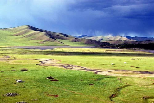 Dãy núi Khangai: Mọc lên từ những sườn núi thoai thoải trên đồng cỏ, dãy núi Khanghai là nguồn cung cấp nước chủ yếu cho các sông Orkhon, Selenge, Ider, Zavkhan và các hồ Orog và Böön tsagaan. Đỉnh núi cao nhất nơi đây là Otgontenger với độ cao hơn 4.000 mét.