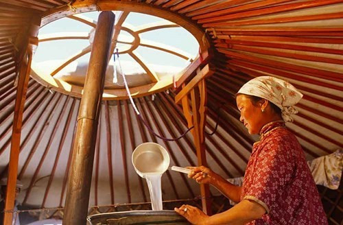 Uống rượu arkhi: Rượu arkhi (hay còn gọi là Vodka Shimiin Arkhi) là loại rượu được làm từ sữa bò Tây Tạng lên men, có vị chua và độ cồn khá "nặng". Quá trình làm rượu arkhi rất phức tạp, đòi hỏi người ủ rượu phải có rất nhiều kỹ năng và sử dụng vật liệu thích hợp. Loại rượu này vốn chỉ được ủ bởi người dân sinh sống vùng nông thôn và nếu may mắn, du khách có thể được mời một ly arkhi khi ghé thăm nhà lều (hay còn gọi là ger) của họ.