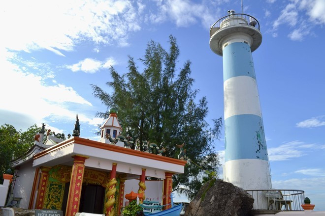 Dinh Cậu là một miếu thờ được xây dựng từ thế kỷ 17 gắn liền với buổi đầu hoang sơ của Phú Quốc. Ngôi miếu nằm trên một đồi đá nhỏ ngay cửa biển Dương Đông.