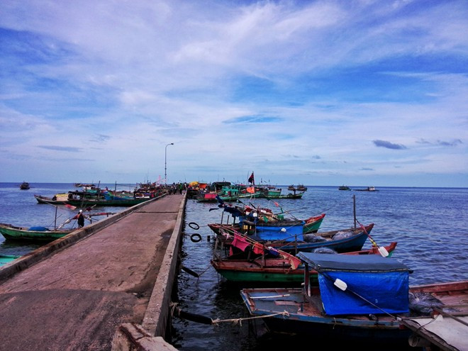Làng chài cổ Hàm Ninh, lúc nào cũng tấp nập ghe thuyền, cuộc sống nơi đây gần như vẫn còn giữ nguyên vẻ hoang sơ với nhà tranh vách tre tạm bợ của một làng chài vùng biển.