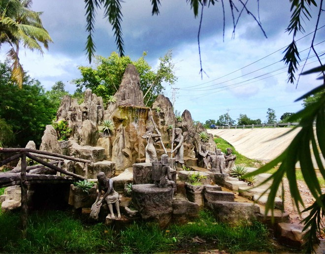 Tượng đá được đẽo vô cùng tỉ mỉ ở suối Tranh.