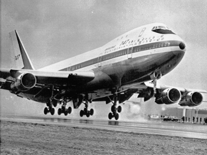 Cuối những năm 60 của thế kỷ 20, công ty Boeing gồm 50.000 nhân viên đã làm việc miệt mài để cho ra đời máy bay Boeing 747 đầu tiên chỉ trong 16 tháng.