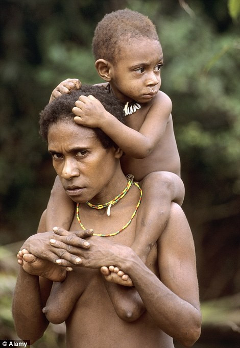 Một phụ nữ Korowai và con. Ảnh: Alamy.