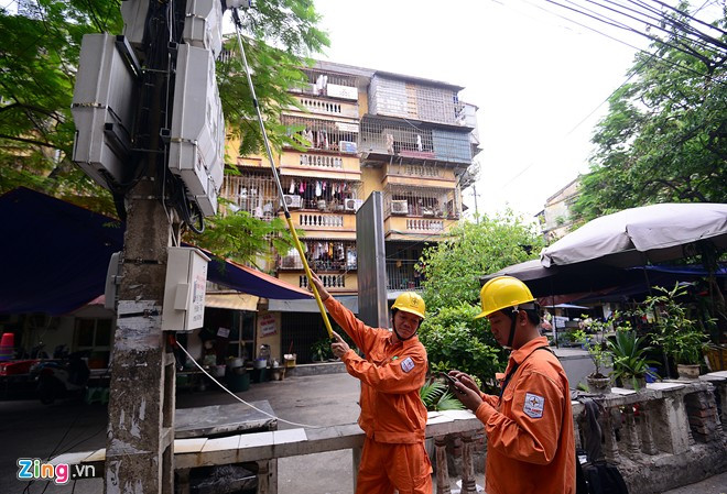 Công ty điện lực Đống Đa đã trang bị 6 bộ dụng cụ mới cho 12 công nhân để phục vụ việc ghi số điện, trong đó có việc dùng gậy tự sướng. Bộ thiết bị gồm 3 phần, gậy có thể điều chỉnh độ dài, camera gắn sim 3G và máy tính bảng. Camera dùng để chụp hình ảnh chỉ số công tơ, nối vào máy tính bảng và số liệu được nhập bằng tay sau đó, rồi truyền trực tiếp về trung tâm.