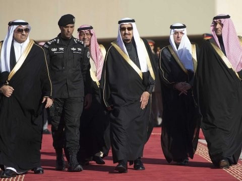 Quốc vương Saudi Arabia mời tới 1.000 người, gồm người thân và bạn bè, tới Pháp để tận hưởng kỳ nghỉ xa xỉ. Trong khi những người thân của vua Salman dành thời gian tại lâu đài gần biển, khoảng 700 vị khách khác sẽ nghỉ tại các khách sạn xa xỉ ở thành phố Cannes. Ảnh: Getty.