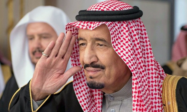 Salman trở thành tân vương của Saudi Arabia hồi tháng 1, sau khi người anh cùng cha khác mẹ là Abdullah qua đời ở tuổi 90. Ngay khi lên ngôi, ông quyết định chia 32 tỷ USD cho người lao động. Trong thông báo trên mạng xã hội, vua Salman viết: “Thần dân yêu quý. Mọi người xứng đáng nhận nhiều hơn so những thứ mà tôi có thể ban phát”. Ảnh: Guardian.