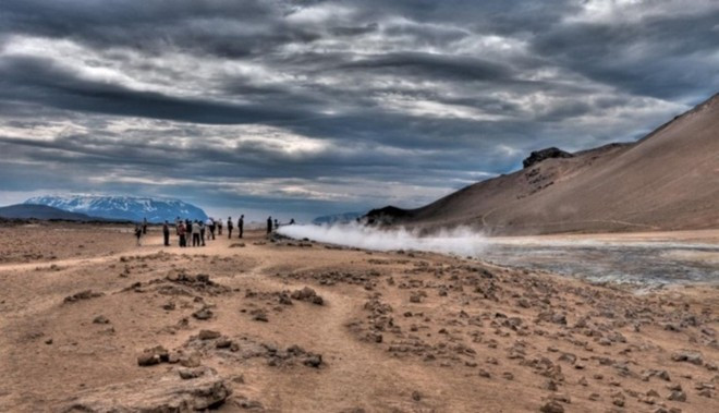 Námaskarð, Iceland: Mặc cho vẻ bề ngoài vô cùng thơ mộng và hùng vĩ, nhiệt độ tại nơi này lại được coi là vô cùng khó sống. Bên cạnh đó là những lỗ bùn khí nóng và lỗ phun khí đặc biệt nguy hiểm ẩn chứa sự chết chóc không ngờ.