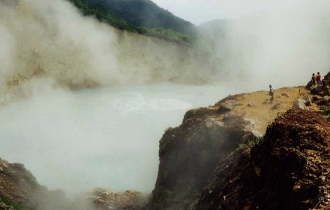 Hồ nước sôi, Dominicana. Hồ nước sôi đã được Unesco đưa vào danh mục những di sản thiên nhiên của thế giới năm 1997. Nước ở hồ duy trì ở mức 82 đến 95 độ C. Nó nằm ở độ cao 762 m so với mực nước biển, hồ rộng chừng 60 m và độ sâu xấp xỉ 95m.