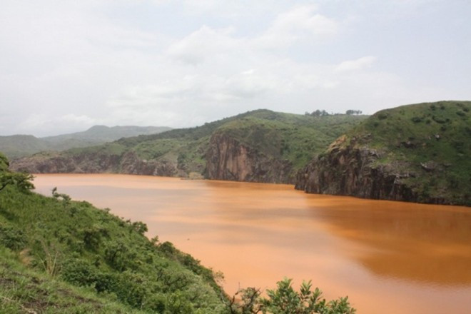 Hồ Nyos, Cameroon: Từng là một miệng núi lửa ngừng hoạt động, Hồ Nyos sở hữu ượng khí CO2 bão hòa rất lớn và là nguyên nhân gây ra hiện tượng phun trào CO2. Cách đây gần 20 năm, một vụ phun trào khí CO2 đã bất ngờ đổ ập xuống và cướp đi sinh mạng của rất nhiều người dân khu vực.