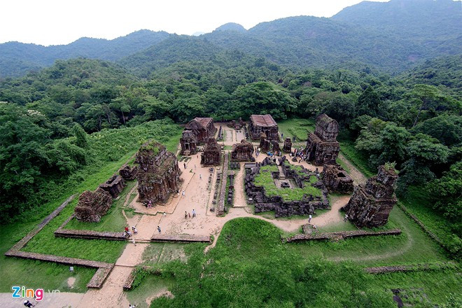 Khu đền tháp nằm trong một thung lũng có đường kính khoảng 2 km, xung quanh là đồi, núi. Trong mạch núi cao khoảng 100 m đến 400 m từ Đông Trường Sơn qua Mỹ Sơn đến kinh đô Trà Kiệu.