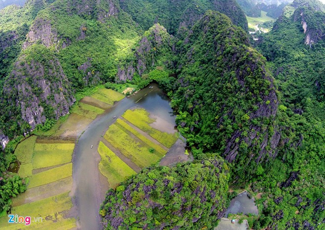 Hang Cả dài 127m, xuyên qua một phần núi lớn, cửa hang rộng trên 20m. Trong hang khí hậu mát ẩm và có nhiều nhũ đá rủ xuống với rất nhiều hình dạng. Hang Hai cách hang Cả gần 1km, dài 60m, trần hang có nhiều nhũ đá rủ xuống đẹp không kém hang Cả. Hang Ba gần hang Hai, dài 50m, trần hang như một vòm đá, thấp hơn so với hang Cả và hang Hai. Ảnh: Zing.