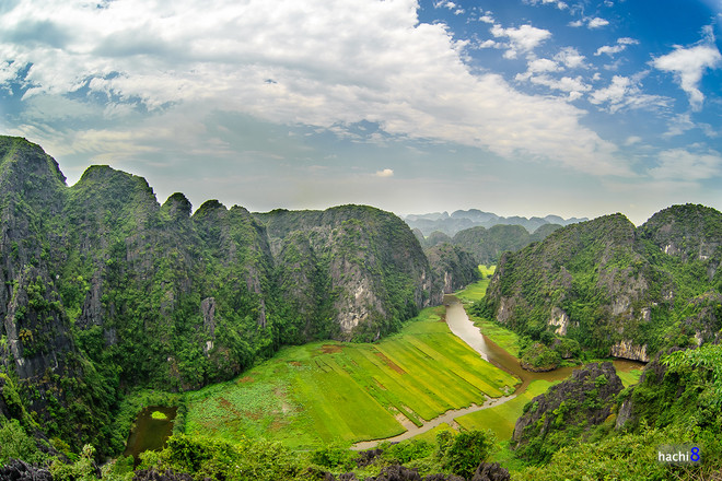 Khung cảnh Tam Cốc với non nước hữu tình tuyệt đẹp mùa lúa chín nhìn từ đỉnh núi Múa. Ảnh: Hachi8.