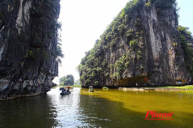 Đi trên dòng sông thơ mộng, qua các dẫy núi đá vôi du khách có thể ngắm nhìn những ruộng lúa hai bên đường. Từ trên cao dòng sông Ngô Đồng uốn lượn qua các thửa ruộng và quần thể núi đá vôi trông thật hữu tình.