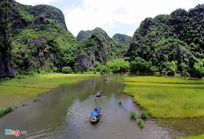Tên gọi Tam Cốc có nghĩa là "ba hang", còn có tên là Xuyên Thuỷ động gồm: hang Cả, hang Hai và hang Ba. Cả 3 hang đều được tạo thành bởi dòng sông Ngô Đồng đâm xuyên qua núi. Ảnh: Zing.