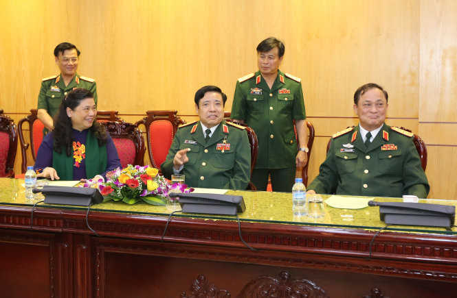 Tiếng vỗ tay vang lên khi Đại tướng Phùng Quanh Thanh, Ủy viên Bộ chính trị, Bộ trưởng Bộ Quốc phòng, Phó Bí thư Quân ủy Trung ương được giới thiệu và đứng lên tươi cười vẫy tay chào các khán giả trong Hội trường.