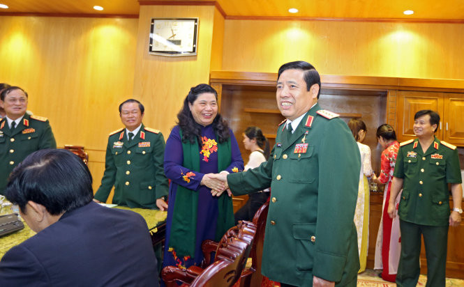 Đây là chương trình Nghệ thuật do Ban chỉ đạo Quốc gia về tìm kiếm quy tập hài cốt liệt sĩ, Đài truyền hình Việt Nam, Trung tâm phát thanh – truyền hình Quân đội tổ chức. Tham dự Chương trình có Chủ tịch nước Trương Tấn Sang, Phó Chủ tịch Quốc hội Tòng Thị Phóng, Ủy viên Bộ Chính trị, Phó Chủ tịch Quốc hội,… cùng nhiều vị lãnh đạo khác. Ảnh: Bộ trưởng Phùng Quang Thanh bắt tay bà Tòng Thị Phóng, Phó chủ tịch Quốc hội.