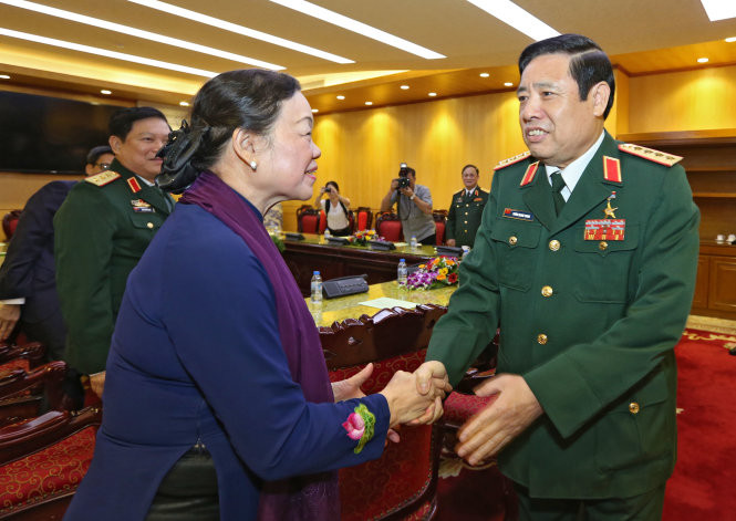 Bộ trưởng Phùng Quang Thanh bắt tay bà Hà Thị Khiết, Bí thư Trung ương Đảng, Trưởng ban dân vận Trung ương.