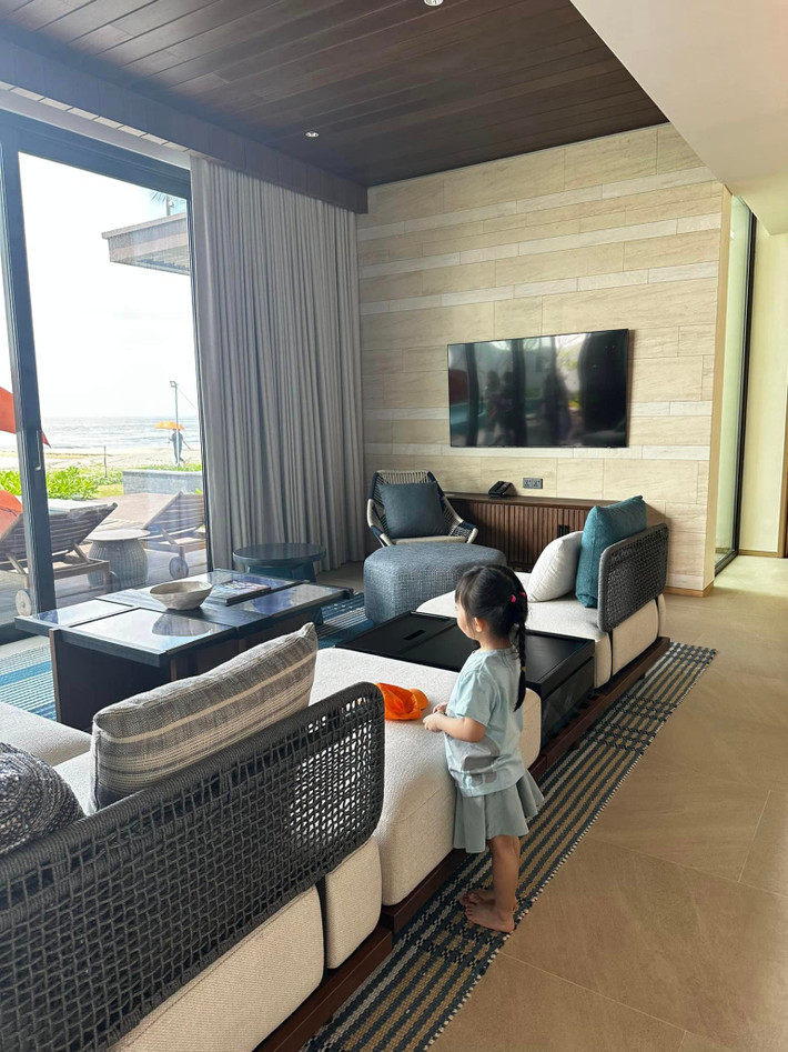 Biệt thự mới của Cường Đô La thiết kế sang trọng, thoáng mát với cửa kính rộng có thể ngắm nhìn toàn bộ cảnh biển.