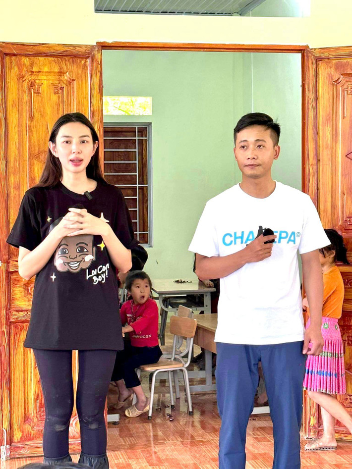 Trở về Việt Nam sau thời gian dài ở Angola, Quang Linh Vlogs cùng bạn bè lên kế hoạch kết hợp cùng ê-kíp của Hoa hậu Thùy Tiên thực hiện dự án từ thiện điểm trường tại Hà Giang.