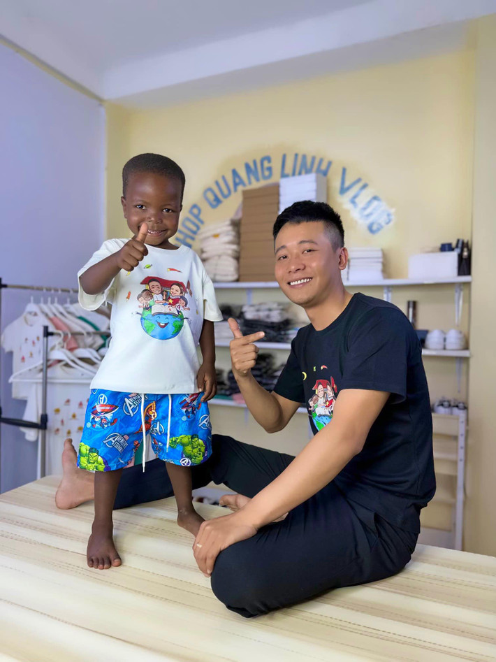 Sức ảnh hưởng của Quang Linh Vlogs không hề nhỏ khi mọi bài đăng của anh chàng đều hút hàng chục ngàn lượt like, share - không thua kém idol đình đám nào.