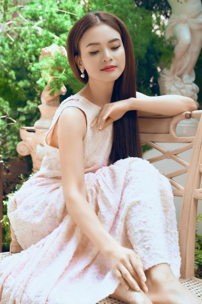NSƯT Phạm Phương Thảo sinh năm 1982, được khán giả biết đến khi đạt giải 3 Sao Mai 2003 dòng nhạc Dân gian. Năm 2016, Phạm Phương Thảo cũng là một trong những gương mặt trẻ nhất được phong tặng danh hiệu NSƯT.