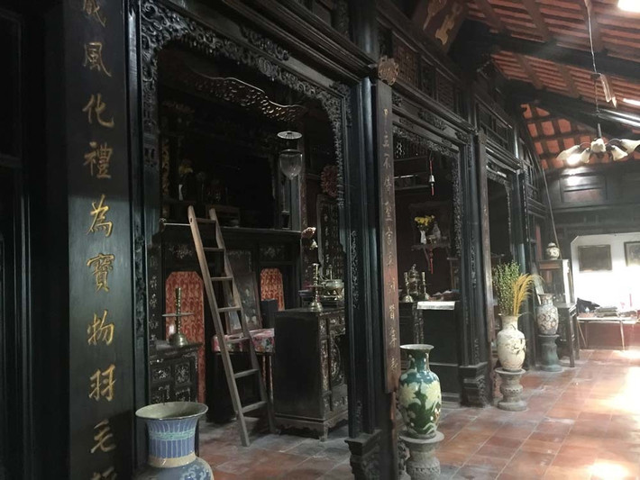 Căn nhà cổ hơn 130 năm có kết cấu 5 gian 2 chái. Các thanh xà, cột, tấm gỗ đều được đục mộng, lắp ghép lại với nhau, không dùng đinh nhưng rất chắc chắn. Ảnh: Vietnamnet