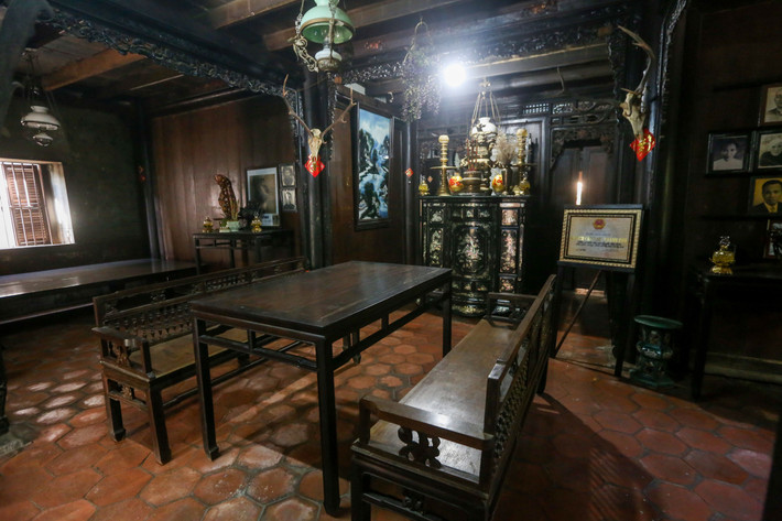 Nền nhà lát gạch tàu hình lục giác. Ảnh: Khamphatayninh