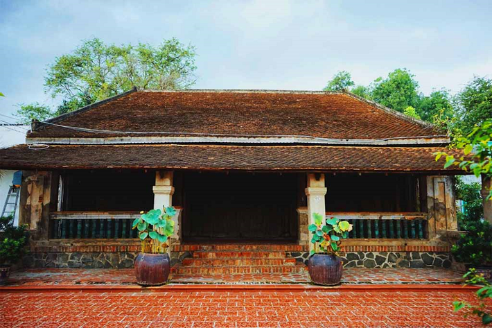 Căn nhà cổ rộng khoảng 240 m2, trong đó chiều dài khoảng 20m và chiều rộng 12m, được xây theo kiểu chữ “Đinh” truyền thống. Ảnh: Tayninhtoday