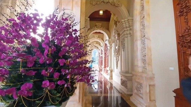 Hành lang dài, rộng, hút gió với nhiều hoa văn cầu kỳ. Ảnh: chụp màn hình NhaTo