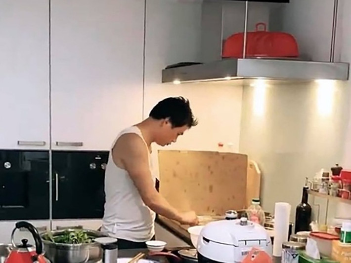 Những dịp đặc biệt, anh sẵn sàng vào bếp vì người phụ nữ thân yêu của mình. Ảnh: FBNV