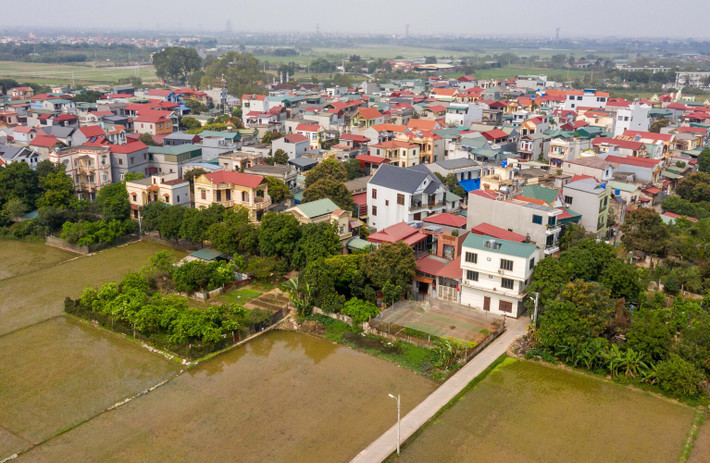 Small Brick House là ngôi nhà ống diện tích 4,3m x 12m, sử dụng chung sân với ngôi nhà cũ của ông bà gia chủ. Nhà có ba mặt giáp với hàng xóm, phía trước hướng về phía Tây Bắc. Mặt trước là sân và một mái sắt dạng gợn sóng, đối diện với cánh đồng ở ngoại ô Gia Lâm - Hà Nội.