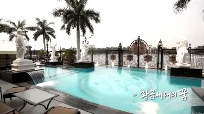 Biệt thự của nhà chồng Hà Tăng có bể bơi riêng dễ dàng đáp ứng nhu cầu nghỉ ngơi, thư giãn của các thành viên.