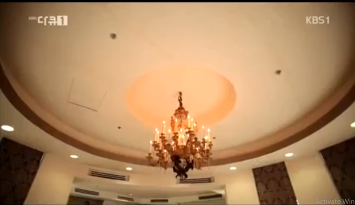Trong phần lớn thời lượng phát sóng, KBS mang đến những hình ảnh từ bên trong tòa biệt thự với nội thất được dát vàng.