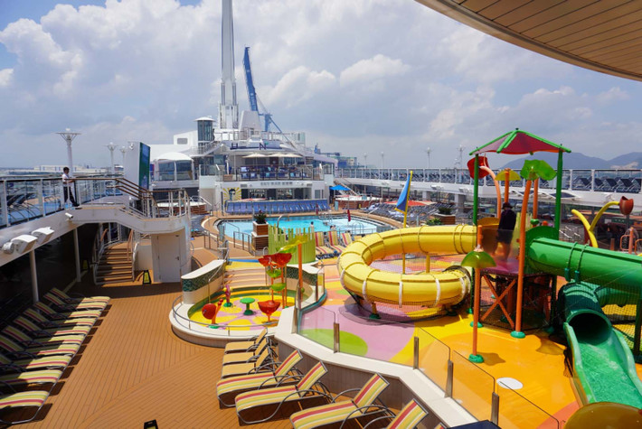 Nhiều người ví Spectrum of the Seas giống như một trung tâm thương mại thu nhỏ. Ảnh: Vietnamnet