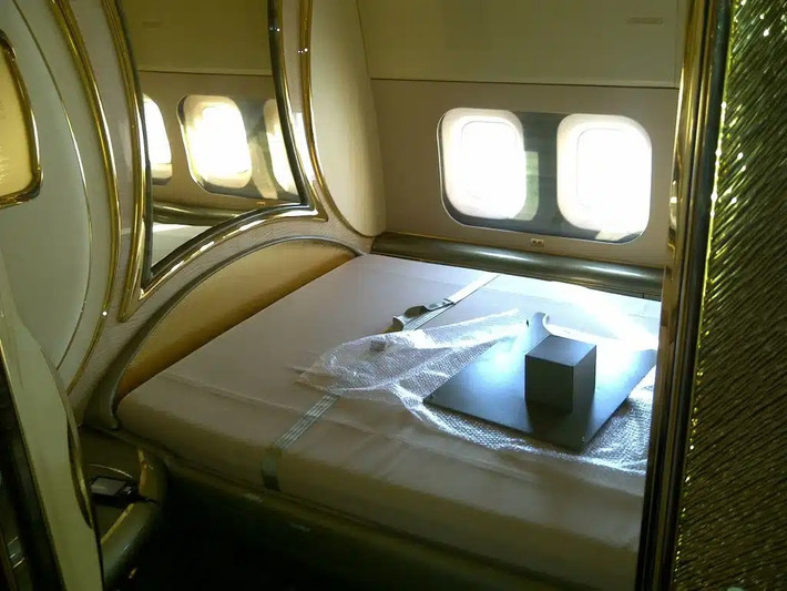 Bên trong máy bay Boeing 747 BBJ còn có 2 phòng ngủ với giường cỡ lớn, có phòng tắm riêng và vòi sen. Ảnh: Aeroflap