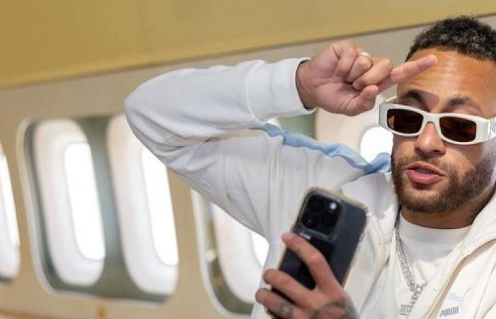 Ngôi sao bóng đá Neymar vừa gia nhập đội Al Hilal với bản hợp đồng có giá cao ngất ngưởng, cùng những ưu đãi như... ông hoàng. Mới đây Neymar còn được đội bóng đón từ Pháp đến Ả Rập Xê-út bằng phi cơ riêng của Hoàng tử Ả Rập Xê-út Al-Waleed bin Talal: chiếc Boeing 747 BBJ trị giá 500 triệu USD. Ảnh: Posten
