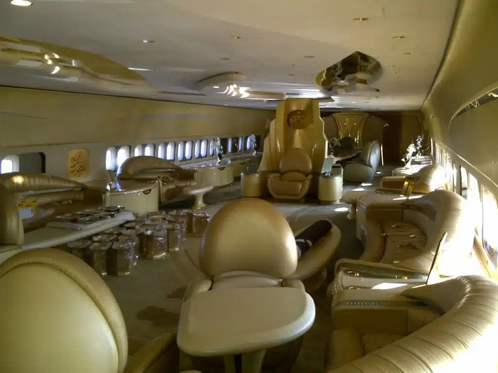 Tầng trên của chiếc Boeing có một khu dành riêng cho quầy bar và một số ghế sofa để hành khách thoải mái ngồi. Ảnh: Aeroflap