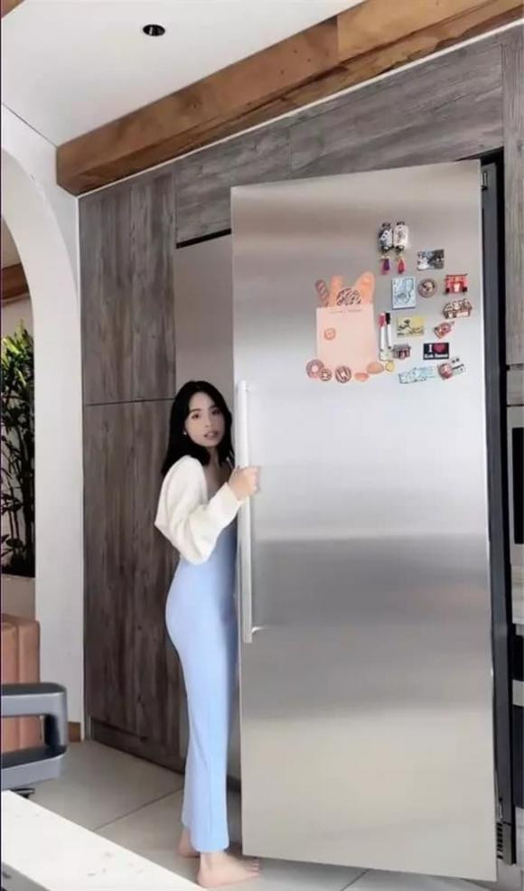 Ca nương Kiều Anh cũng tiết lộ chi rất nhiều tiền cho khu vực bếp, riêng tủ lạnh trị giá đến nửa tỷ đồng.