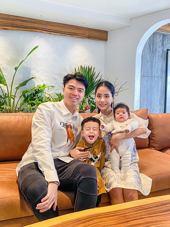Vợ chồng ca nương Kiều Anh - Văn Quỳnh hiện sống trong căn hộ rộng hơn 300 m2, đập thông hai căn chung cư.