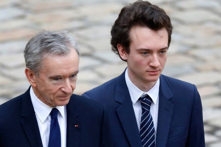 Khi ra trường, con trai tỷ phú Bernard Arnault đã khởi nghiệp cùng 1 người bạn. Sau này, khi được giao nhiệm vụ điều hành thương hiệu đồng hồ xa xỉ thuộc tập đoàn LVMH, vị CEO đã bán công ty của mình. Ảnh: SCMP