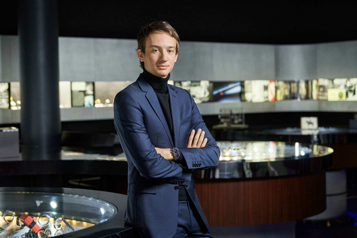 Ở tuổi 28, vị CEO đã có chỗ đứng vững chãi ở thương hiệu đồng hồ xa xỉ TAG Heuer. Tuy nhiên, ít ai biết rằng trước đó Frédéric Arnault không theo đuổi lĩnh vực kinh doanh theo con đường của bố. Anh từng theo học trường Bách khoa Paris École Polytechnique với ngành Toán ứng dụng và khoa học máy tính. Ảnh: Instagram
