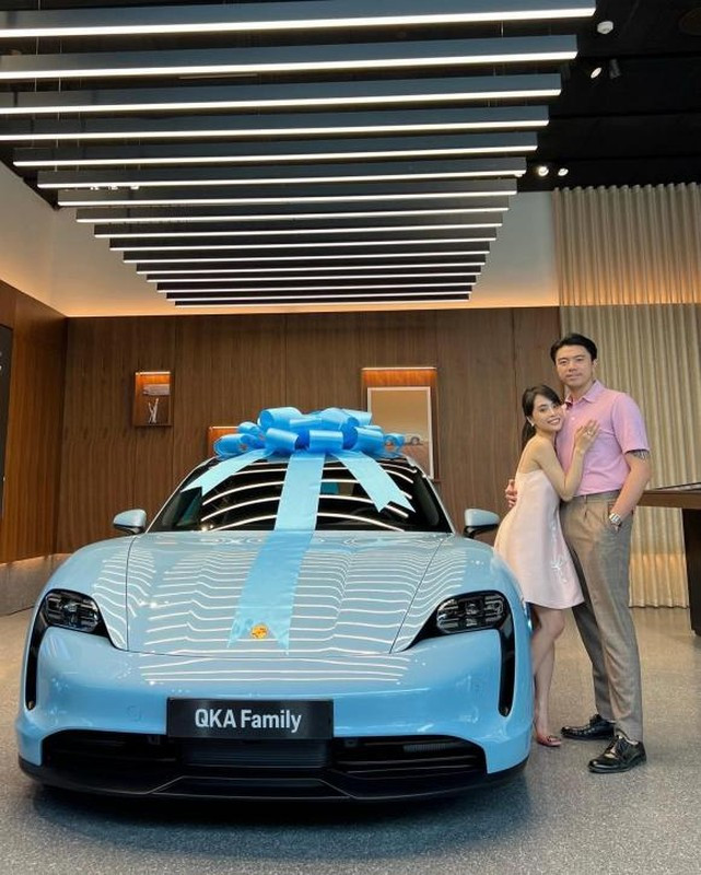 Trước đó, vợ chồng ca nương Kiều Anh - Văn Quỳnh sở hữu chiếc Porsche Tayan giá ít nhất 4,7 tỷ đồng để phục vụ nhu cầu đi lại hàng ngày. Ảnh: FBNV