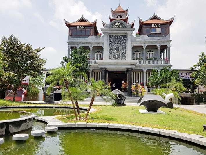 Tọa lạc tại trung tâm Tam Cốc (Hoa Lư, Ninh Bình), tòa lâu đài bằng đá của ông Lương Văn Quang thu hút sự chú ý của đông đảo khách tham quan bởi kiến trục nghệ thuật độc đáo, "có một không hai". Ảnh: Dân trí