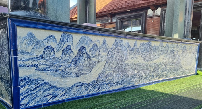 Bức tranh con đường, núi rừng...ghép từ hàng nghìn viên đá nhỏ vô cùng đẹp mắt. Ảnh: Dân Việt