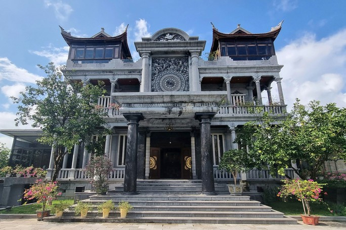 Tòa nhà rộng khoảng 450 m2, cao 27 m được xây dựng gần như hoàn toàn bằng đá trong 12 năm. Ảnh: Người lao động