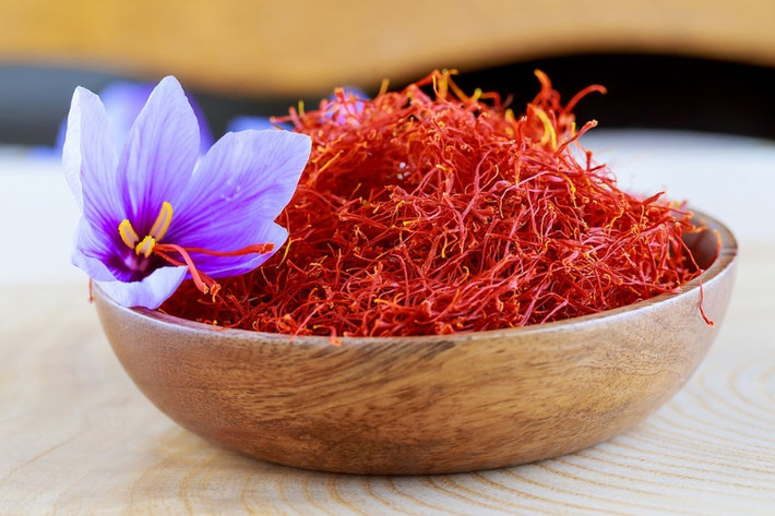 Saffron (loại gia vị được sản xuất từ nhụy hoa nghệ tây) được mệnh danh là "vàng đỏ" của thế giới, giá có lúc lên đến cả trăm triệu đồng mỗi kg. Ảnh: Getty