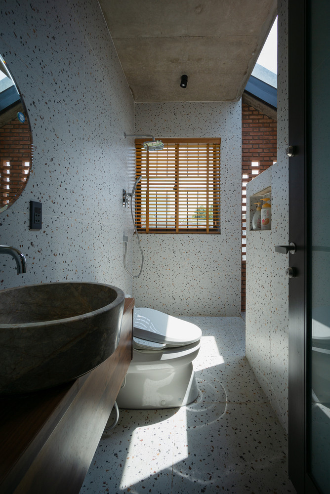 Phòng tắm trên tầng 2 nhỏ nhưng xinh xắn với gạch ốp lát họa tiết terrazzo. Nguồn ảnh: Quang Trần